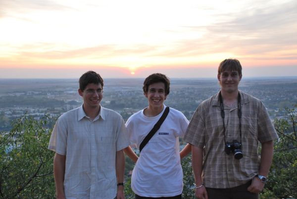 Henrik con dos amigos, en Brno