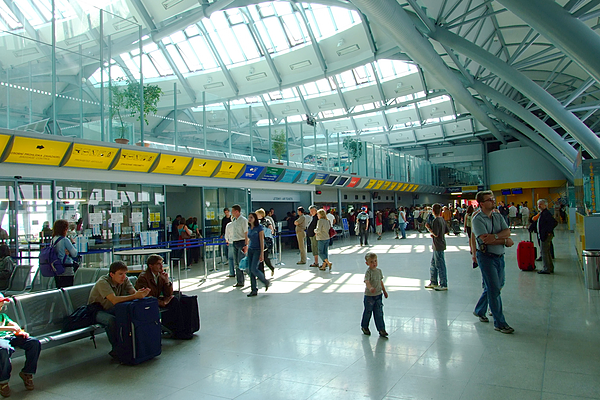 File:Interiér haly letiště Brno-Tuřany.jpg