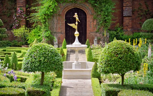 Water in English Gardens (8 of 33) | Knot Garden Fountain, Hatfield House Gardens, Hertfordshire, UK.