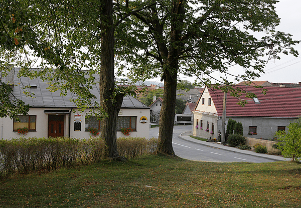 File:Olší (okres Brno-venkov) - pohled od kostela.jpg