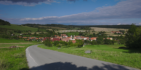 File:Pohled na obec od jihu, Brumov, okres Brno-venkov.jpg