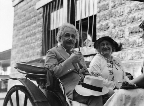La imagen del profesor Albert Einstein capta un momento de solaz de la pareja disfrutando de un paseo en carruaje tirado por caballos, en la calle del Frente, Colón. Rep. de Panamá, enero de 1933.