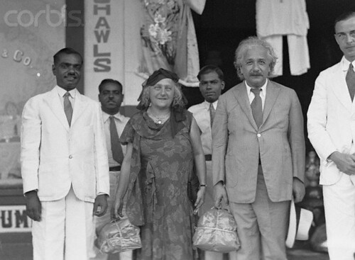 Los Viajeros Distinguidos Visita de Panamá Bazares en la Ciudad de Colón: el profesor Albert Einstein, Uno de los Científicos Más Importantes del Mundo, y autor de la Teoría de la RELATIVIDAD, Con Su Esposa, Cargados de Paquetes de Artículos de recuerdo