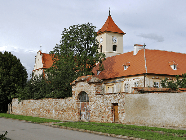 Loděnice (okres Brno-venkov) - kostel a fara