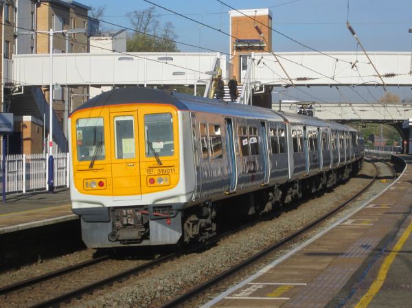 Elstree and Borehamwood: Thameslink Class 319 (Hertfordshire)