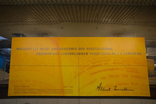 Gedenktafel für Albert Einstein - Forschungs-Campus Garching der TU München - U-Bahn Station U 6 - Erinnerung an Albert Einstein