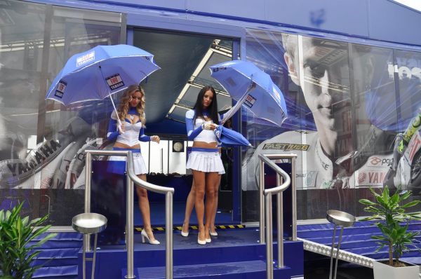 Umbrella Girls getting ready @Brno