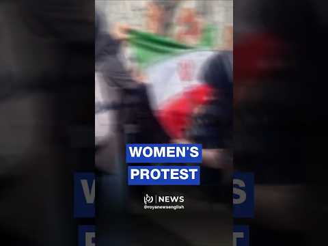 🚨🇮🇷 Female students try burning Iranian flag