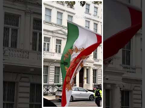 Man Replaces Iranian Flag at London Embassy as Crowd Cheers | #shorts #iran